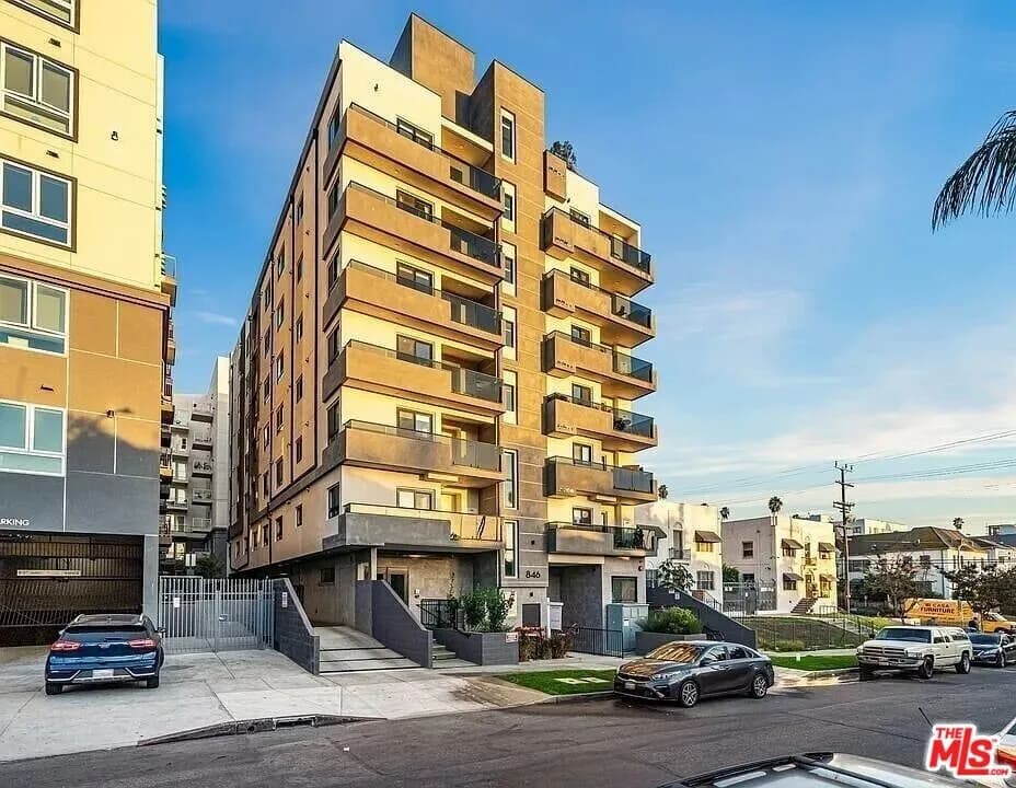 Modern 1-Bedroom Condo in Prime Koreatown – $2,158
					아파트
					Los Angeles's preview 1