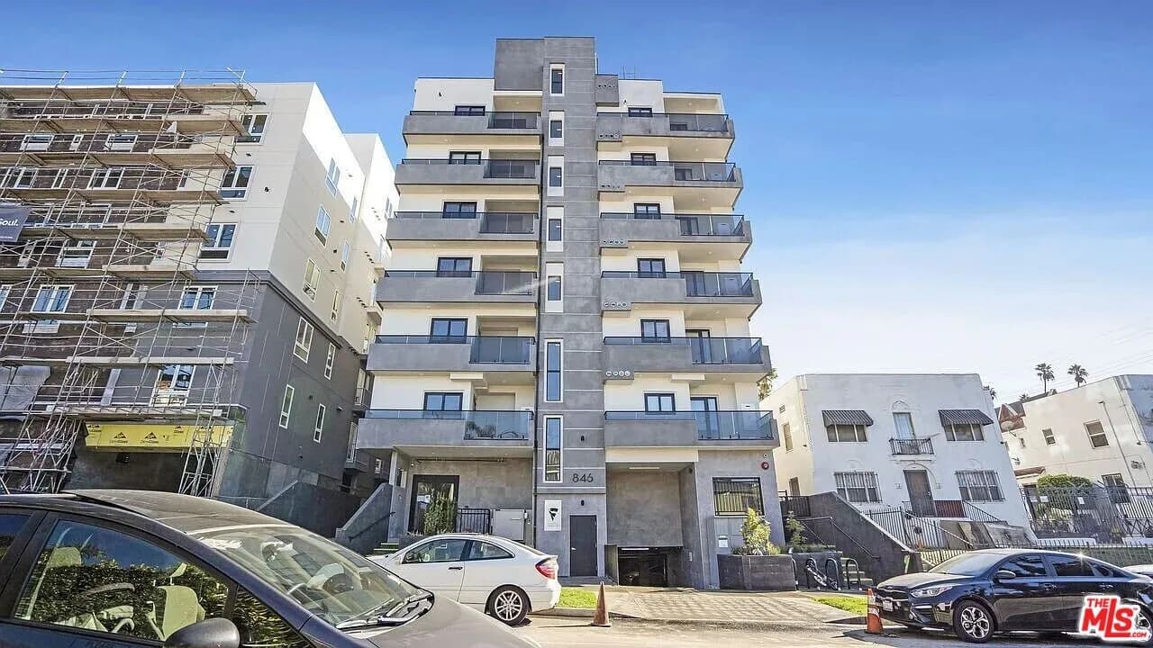 Modern 1-Bedroom Condo in Prime Koreatown – $2,158
					아파트
					Los Angeles's preview 2
