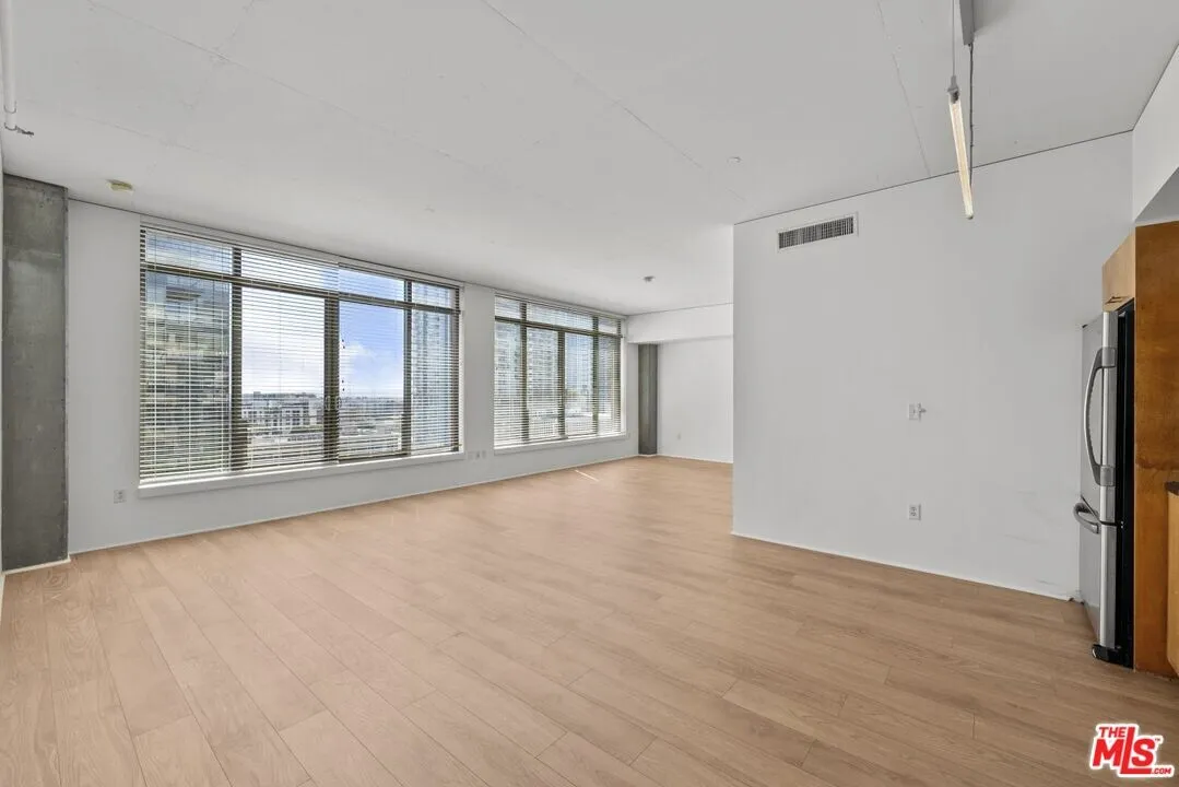 일레븐 다운타운 1bed / 1bath
					1 Bed
					Los Angeles's preview 0