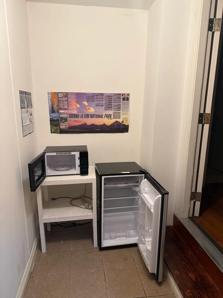 1bed 1bath 750
					1 Bed
					한타's preview 1