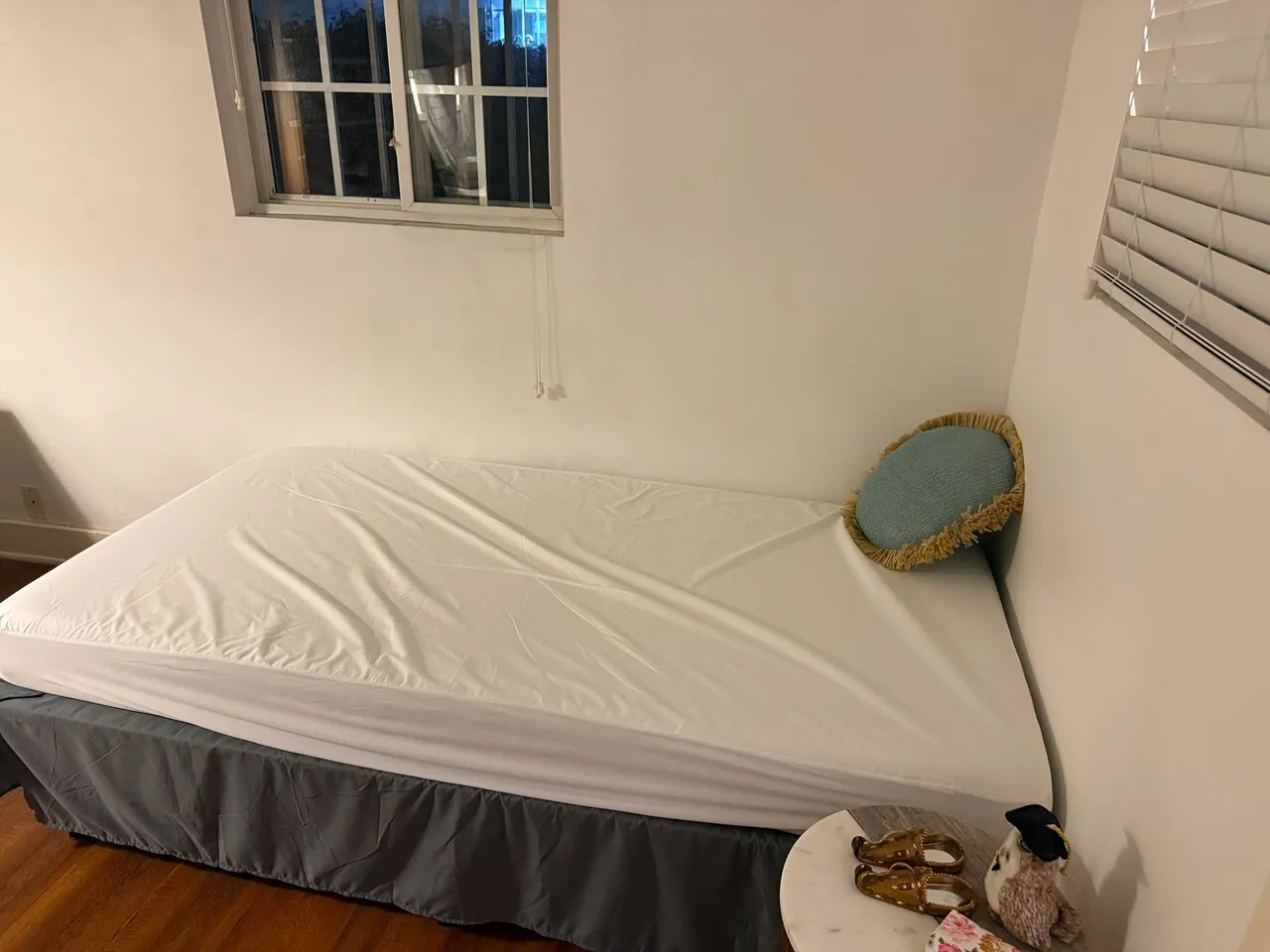1bed 1bath 750
					1 Bed
					한타's preview 2