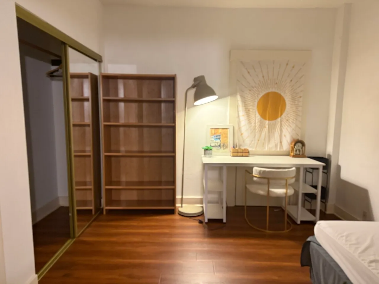 1bed 1bath 750
					1 Bed
					한타's preview 3