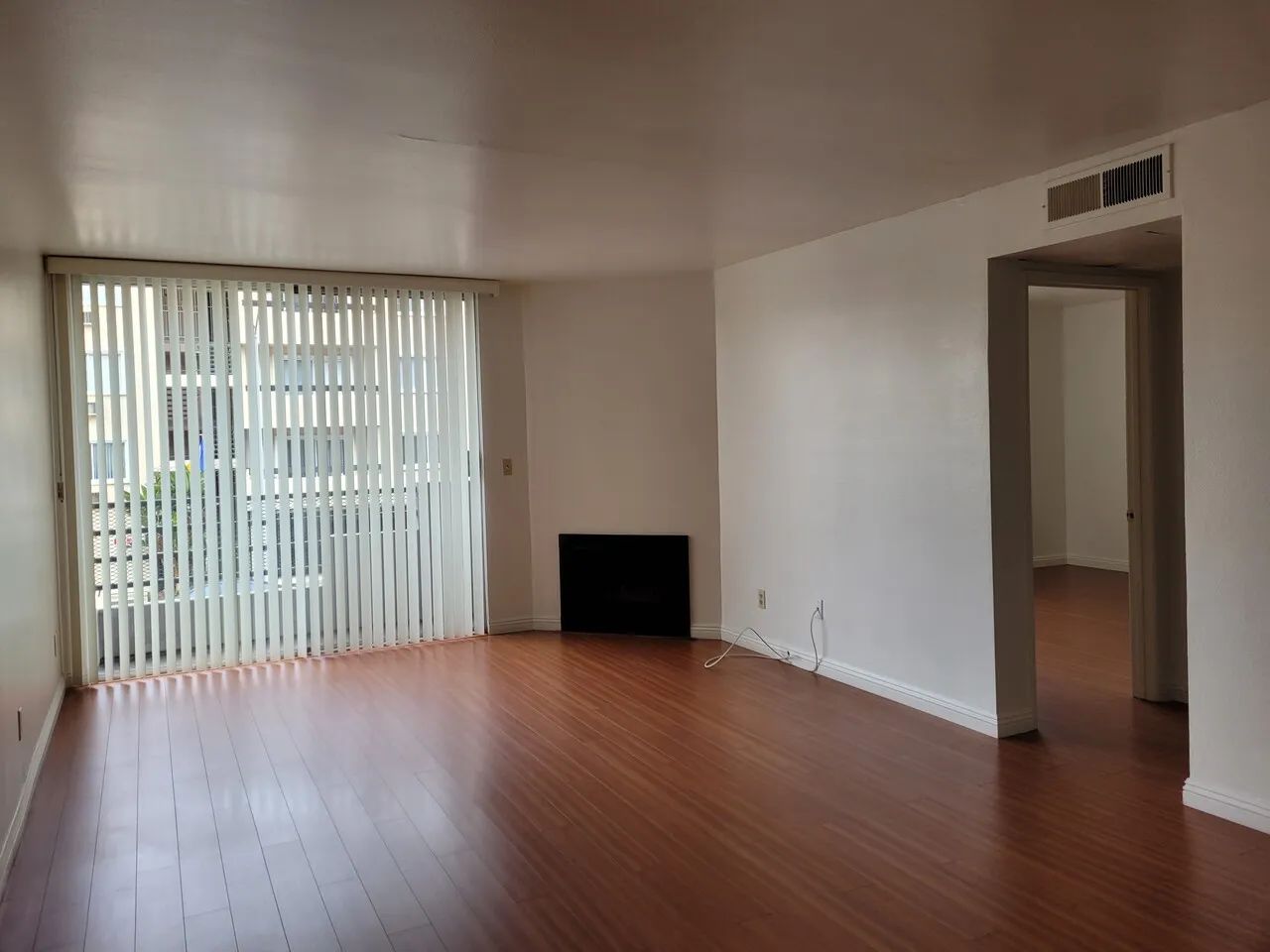 2 bed + 2 bath + 2 Parking
					2 Bed
					La 한인타운's preview 1