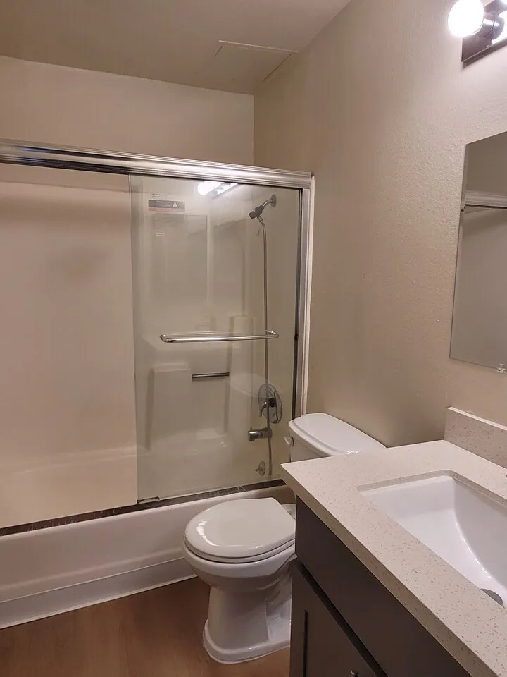 2 bed + 2 bath + 2 Parking
					2 Bed
					La 한인타운's preview 3