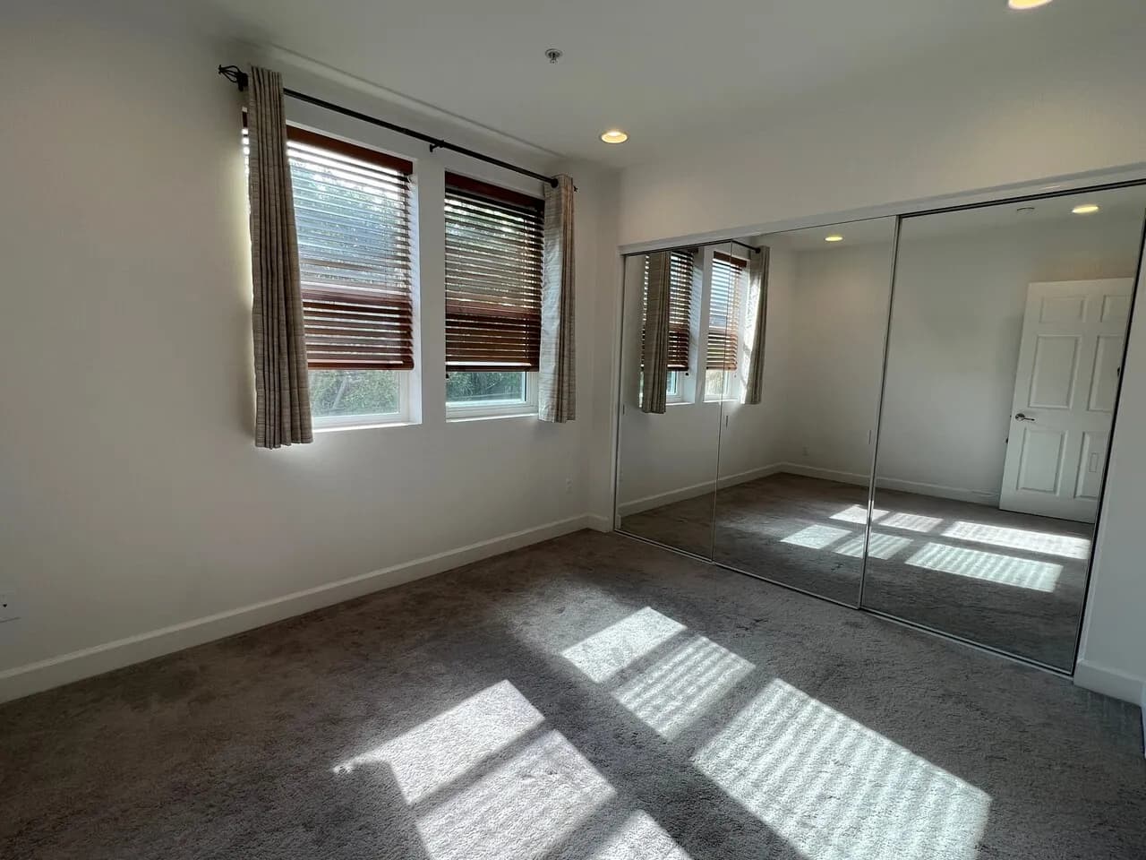 한타인근 2 bed 2.5 bath 콘도에 1 bed, 1 bath 쓰실 여룸메 구합니다
					룸메이트
					Los Angeles's preview 3