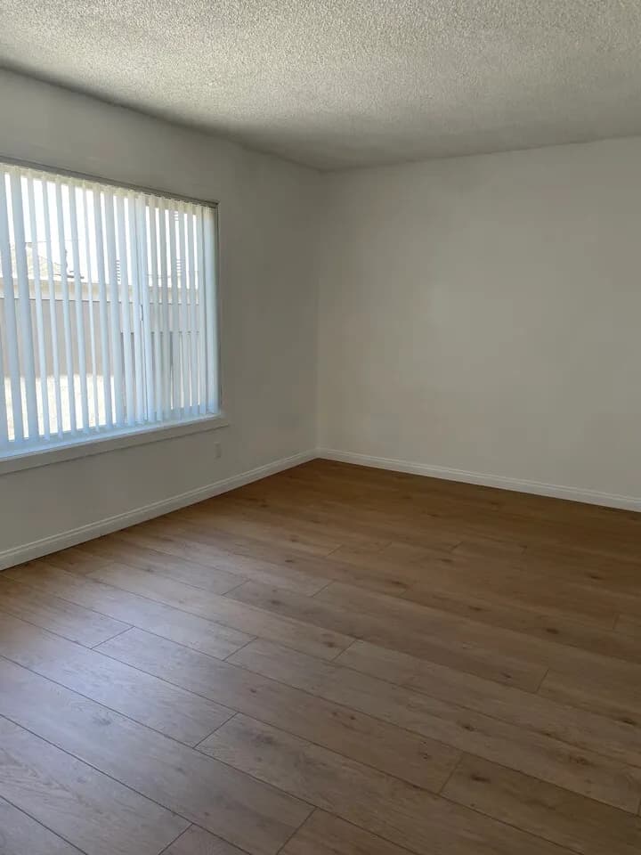 2 Bed + 2 Bath
					2 Bed
					Los Angeles's preview 0