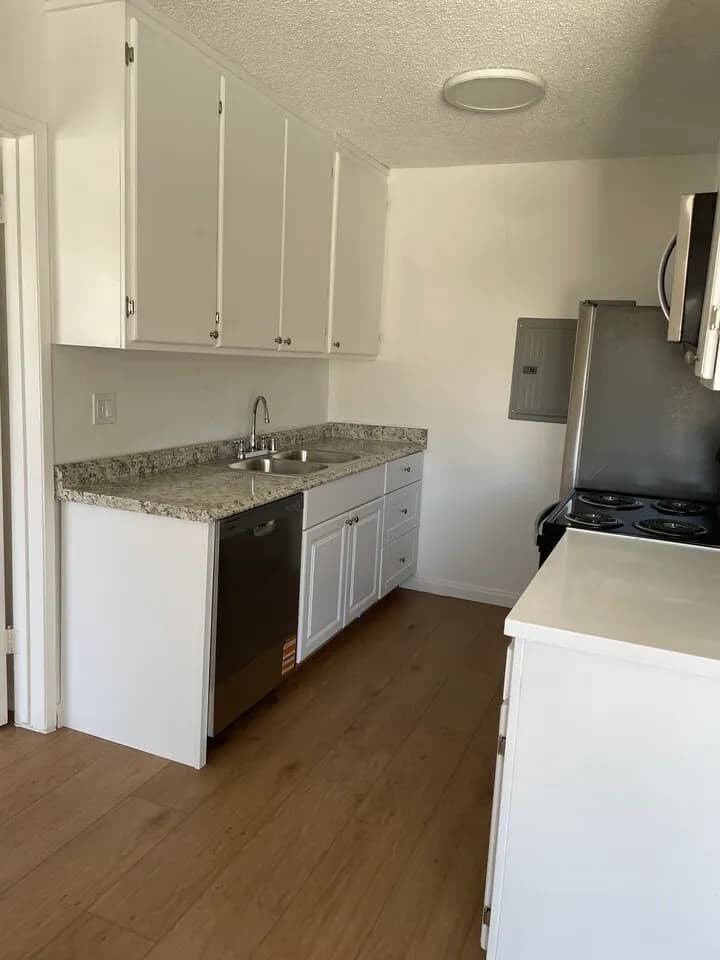 2 Bed + 2 Bath
					2 Bed
					Los Angeles's preview 1