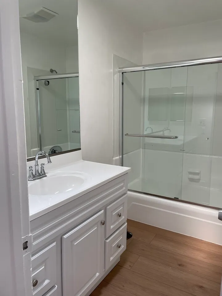 2 Bed + 2 Bath
					2 Bed
					Los Angeles's preview 3