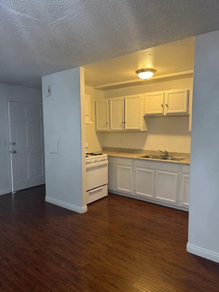 1 BED + 1 BATH + 1 PARKING ( 1 MONTH FREE )
					아파트
					La ( Korea Town )'s preview 1