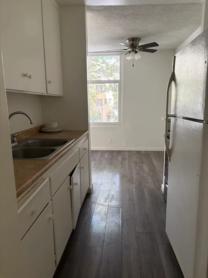 One bedroom, one bath one parking
					아파트
					코리아타운's preview 1