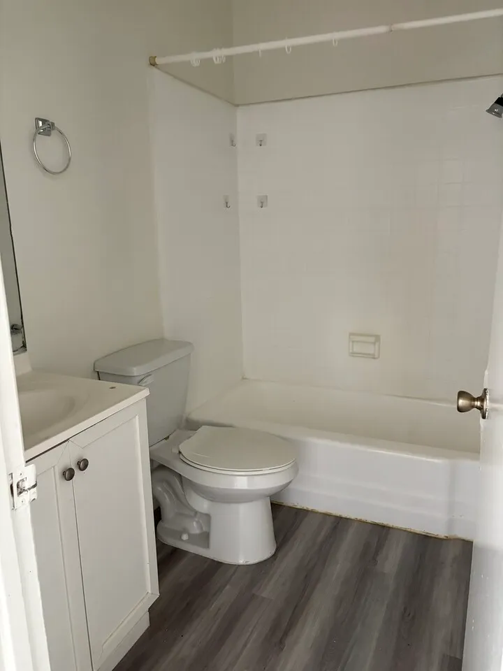 One bedroom, one bath one parking
					아파트
					코리아타운's preview 3