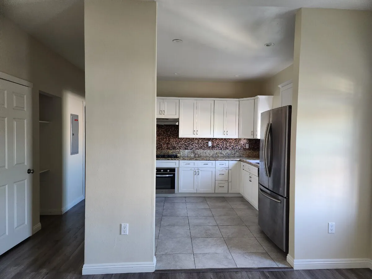 새로 리모델링된 4 유닛 아파트 2bed 2bath 렌트 합니다
					콘도
					Los Angeles's preview 0