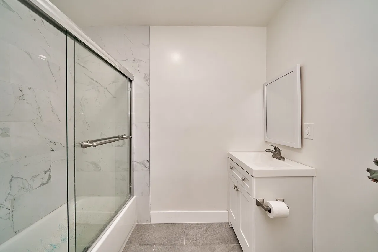 3 bed 2 bath
					3 Bed
					Los Angeles's preview 1