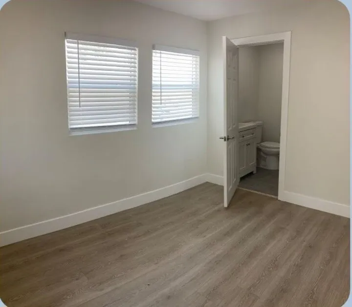 3 bed 2 bath
					3 Bed
					Los Angeles's preview 3