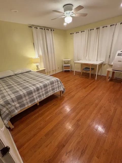주택 내 개인실. 여성 전용.
					1 Bed
					Cerritos's preview 1