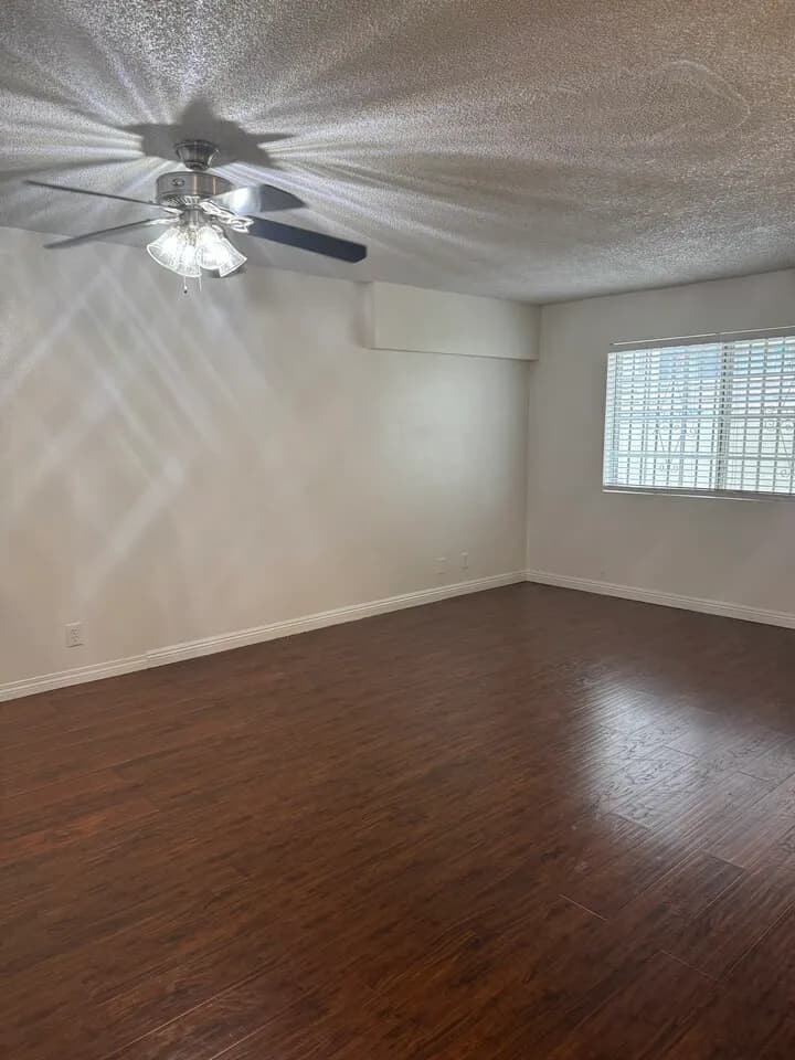 1 BED + 1 BATH + 1 PARKING ( 1 MONTH FREE )
					1 Bed
					La ( Korean  Town )'s preview 3