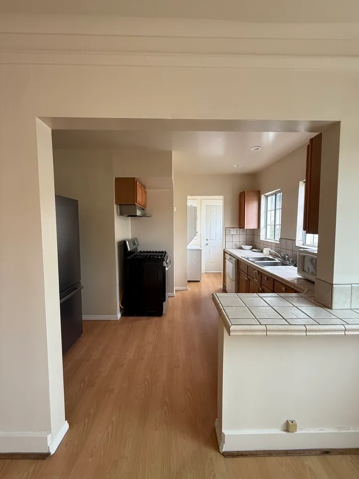 Wilton/ Wilshire 근처 듀플렉스, 방2/ 화1.5/ 파킹1/ 1,118 Sqft
					하우스
					Los Angeles's preview 2