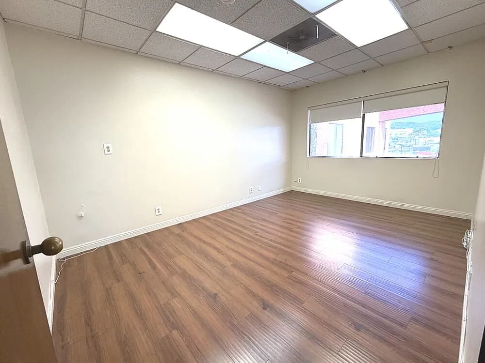 N. Koreatown 오피스 임대 – 넓고 저렴한 공간 $2,900
					오피스
					Los Angeles's preview 2