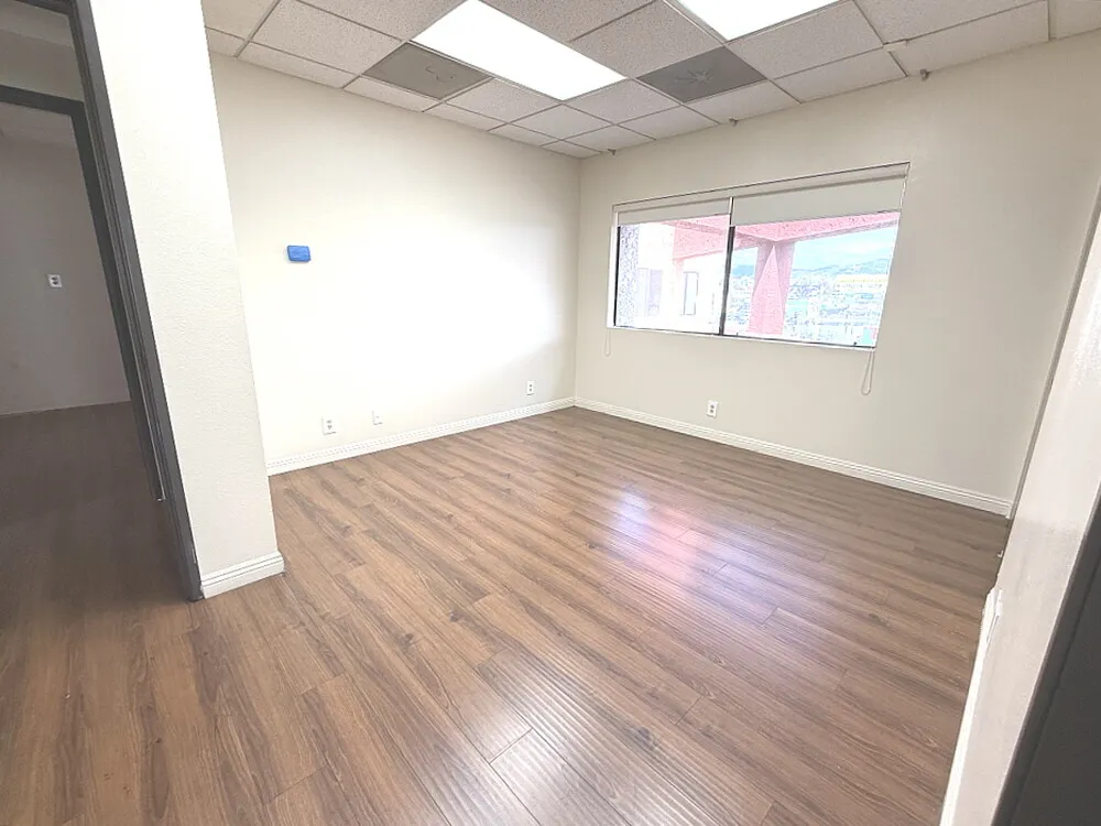 N. Koreatown 오피스 임대 – 넓고 저렴한 공간 $2,900
					오피스
					Los Angeles's preview 3