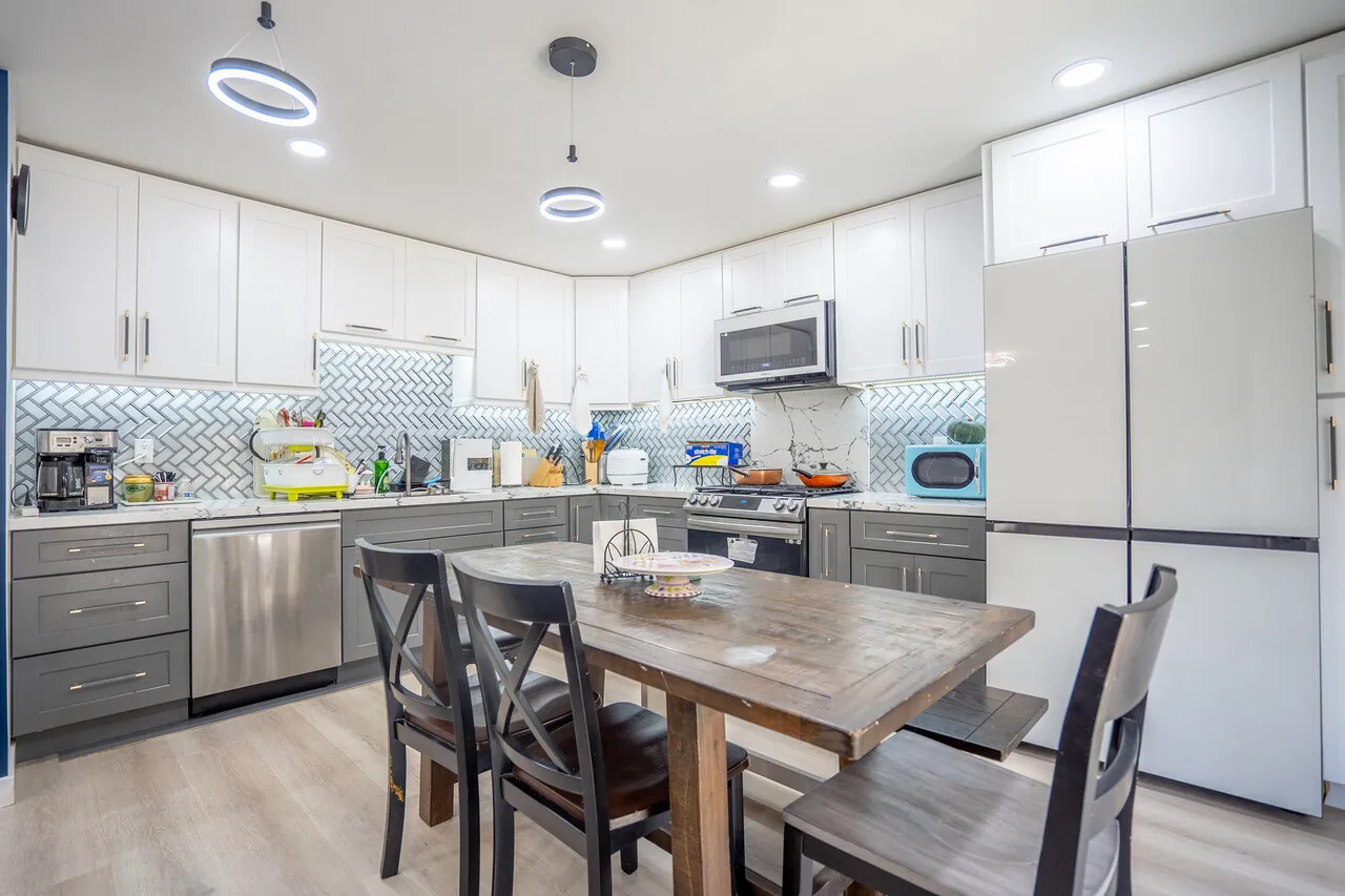 LA MIRADA 4/3. 1752SF REMODELED $4300/ MO.+ UTIL
					타운하우스
					La Mirada's preview 3