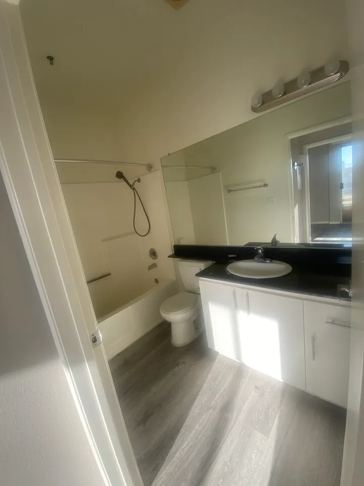 위치 좋은 1bed/1bath/1 or 2 parking
					아파트
					한인타운's preview 3