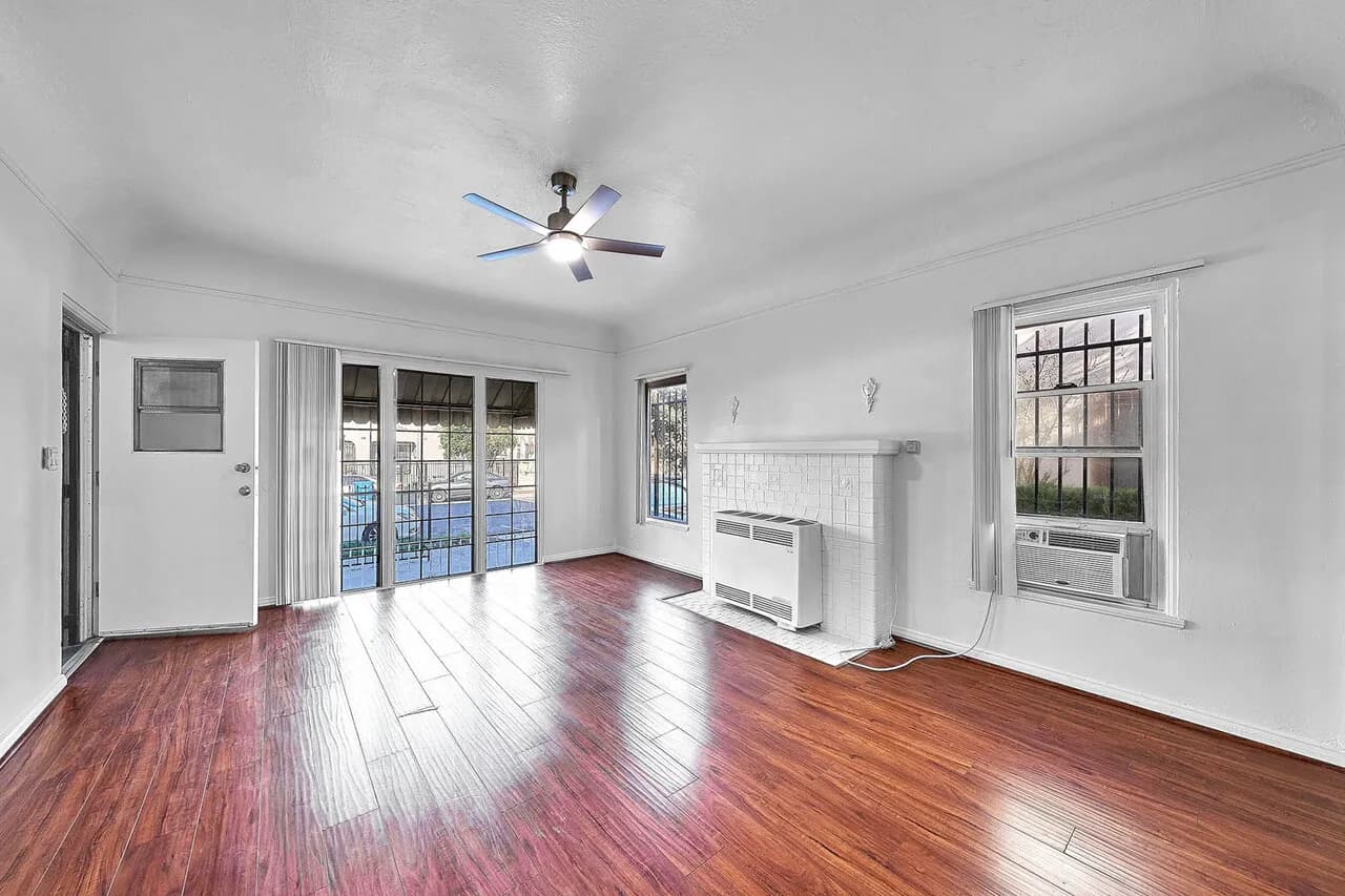한인타운 , 큰방2, 화1, $2500, 파킹1,
					2 Bed
					Los Angeles's preview 2