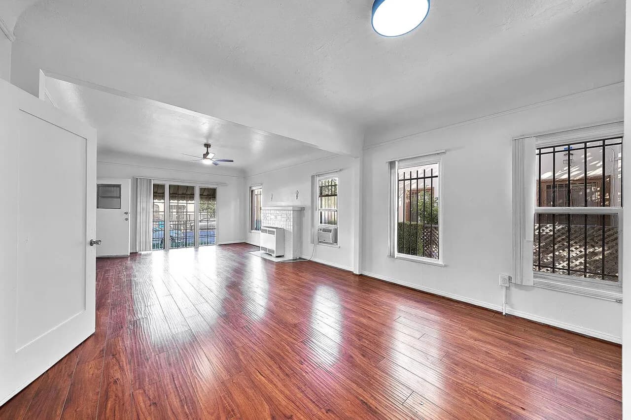 한인타운 , 큰방2, 화1, $2500, 파킹1,
					2 Bed
					Los Angeles's preview 3