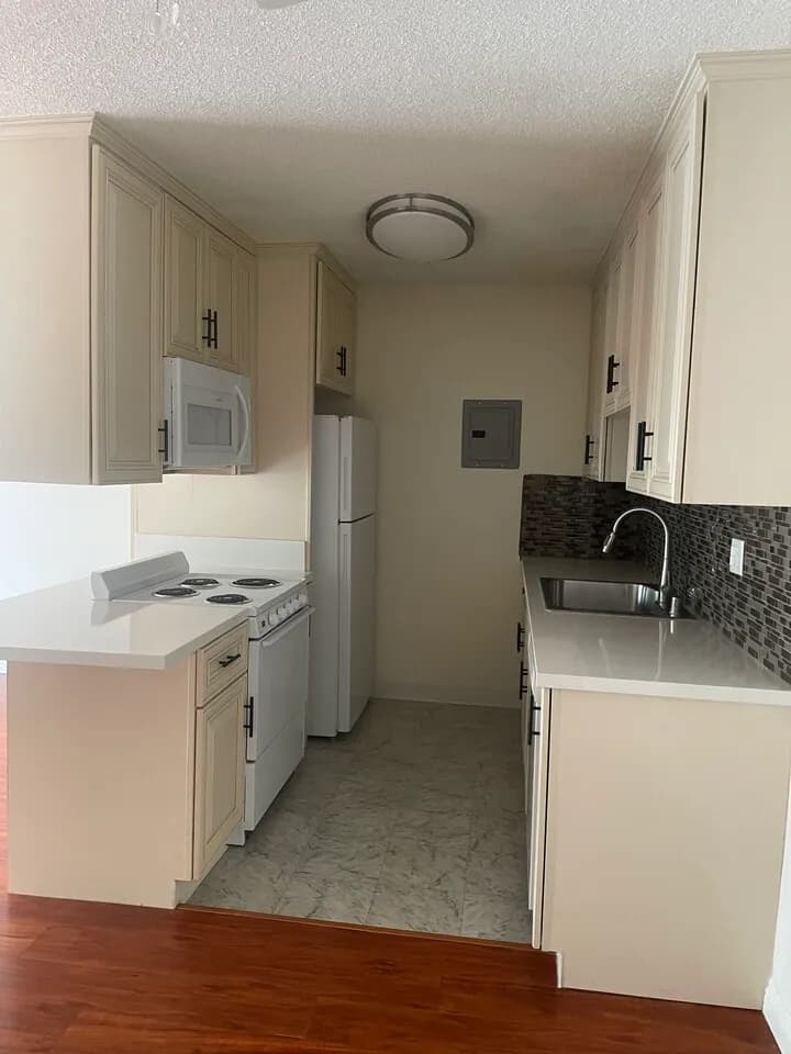 1Bed+1Bath
					1 Bed
					Los Angeles's preview 1
