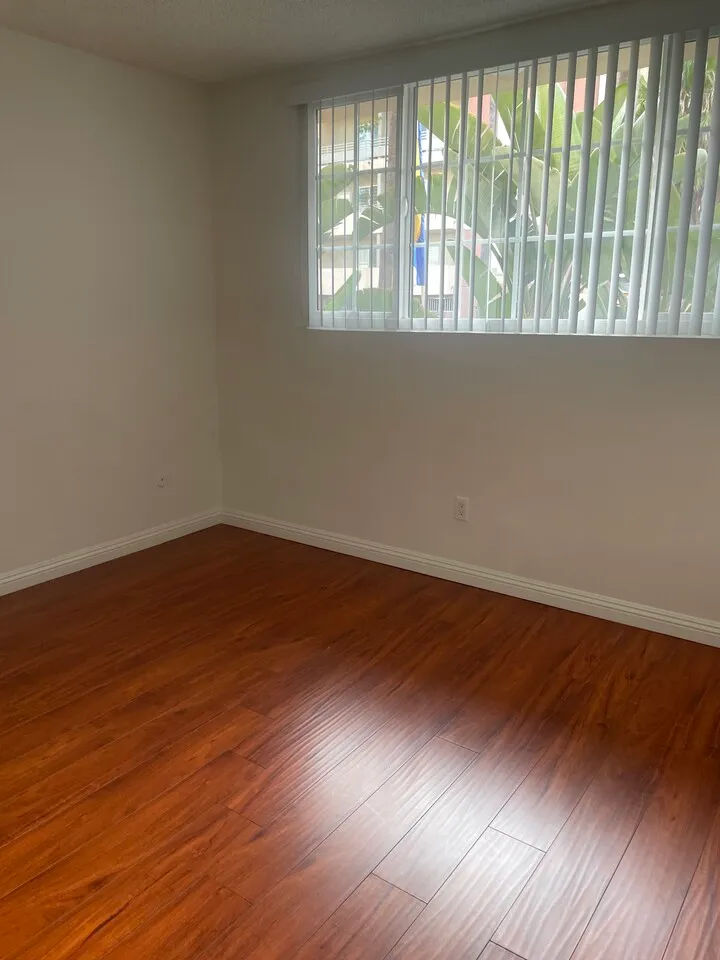 1Bed+1Bath
					1 Bed
					Los Angeles's preview 2