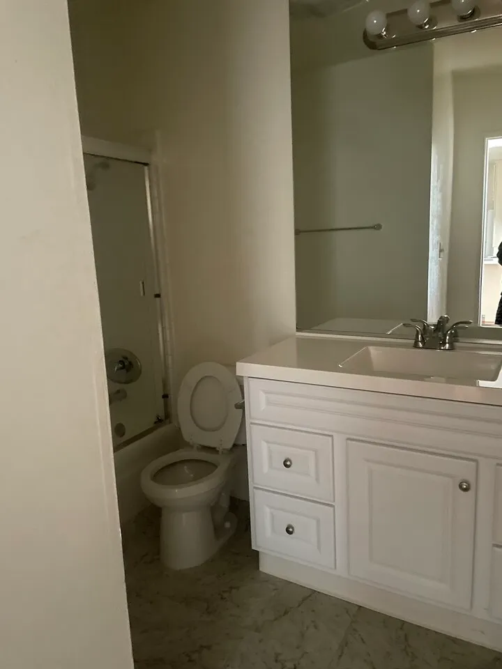 1Bed+1Bath
					1 Bed
					Los Angeles's preview 3