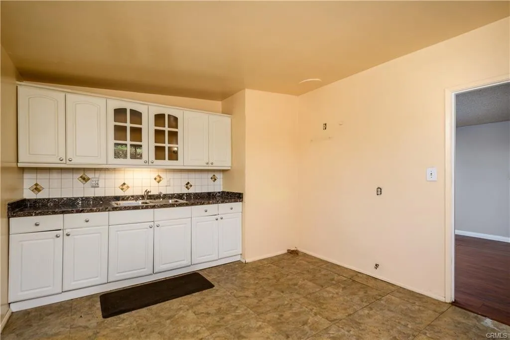 포텐셜 13,299 SqFt Whittier!! 3베드 단층 단독주택!! 
						큰길에 위치한 포텐셜 매물!! 투자, 거주 최고!!

						주택   CA's preview 1