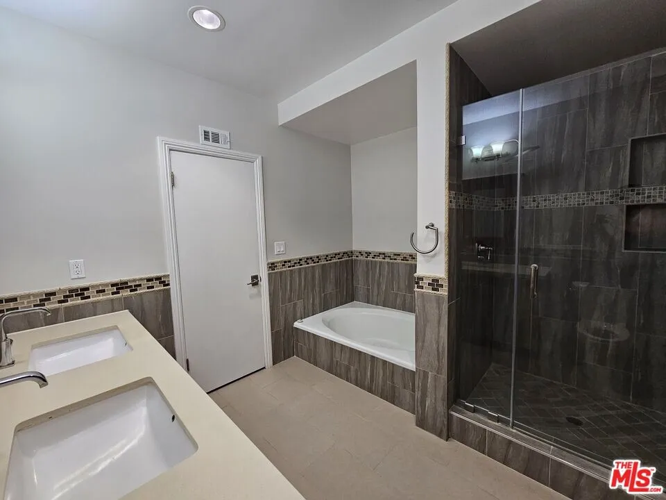 행콕팍 넓은 럭서리 콘도 방2 화3
					2 Bed
					Los Angeles's preview 3