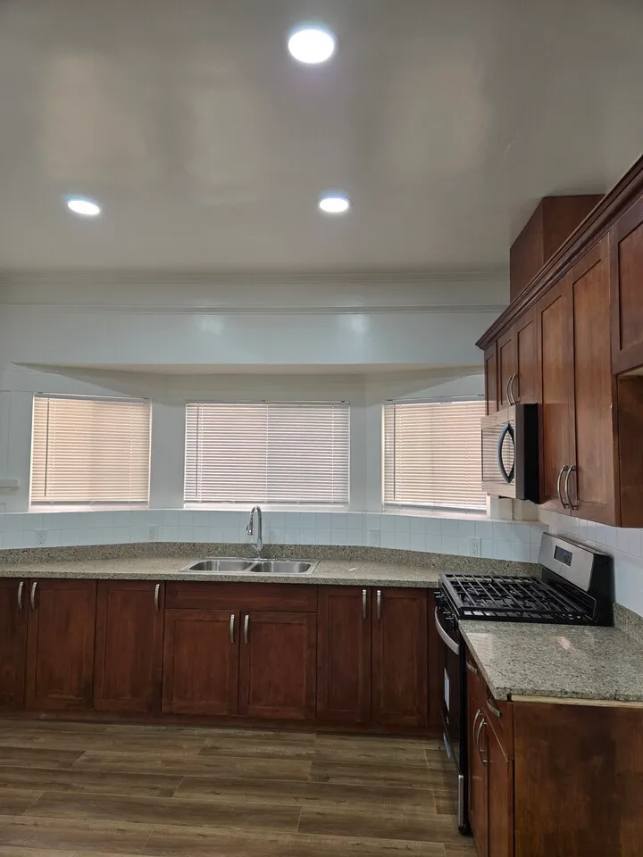 방2+1 Large Den+화장실 2+ 3 파킹
					3 Bed
					Los Angeles's preview 1