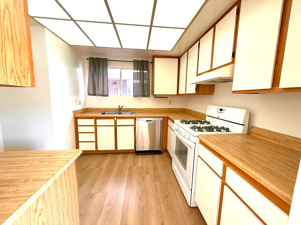 라크라센타 콘도 3BED + 2BATH $2,850
					콘도
					라크라센타's preview 3