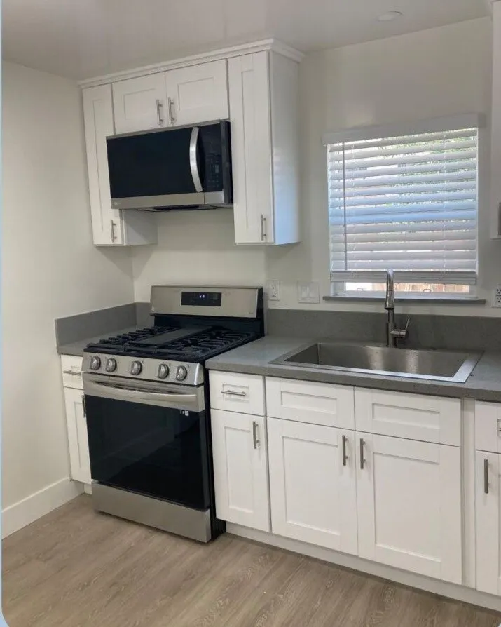3 bed 2 bath
					3 Bed
					Los Angeles's preview 2