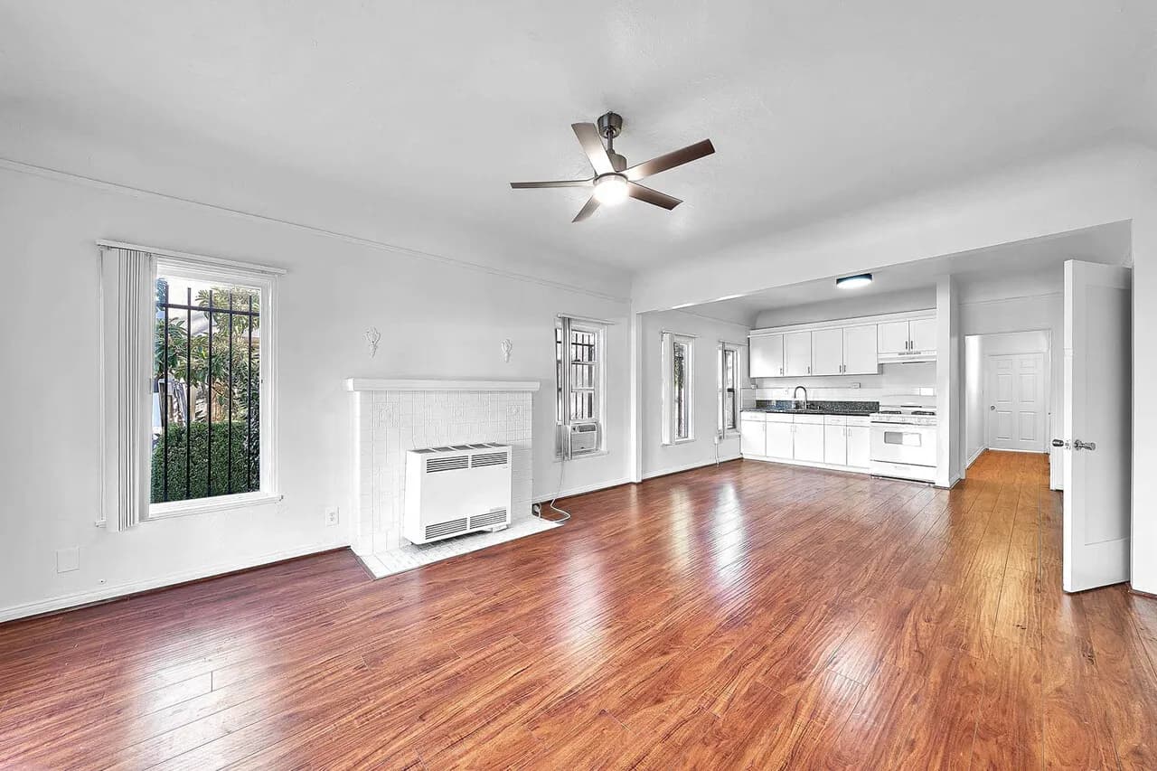 한인타운 , 큰방2, 화1, $2500,
					2 Bed
					Los Angeles's preview 1