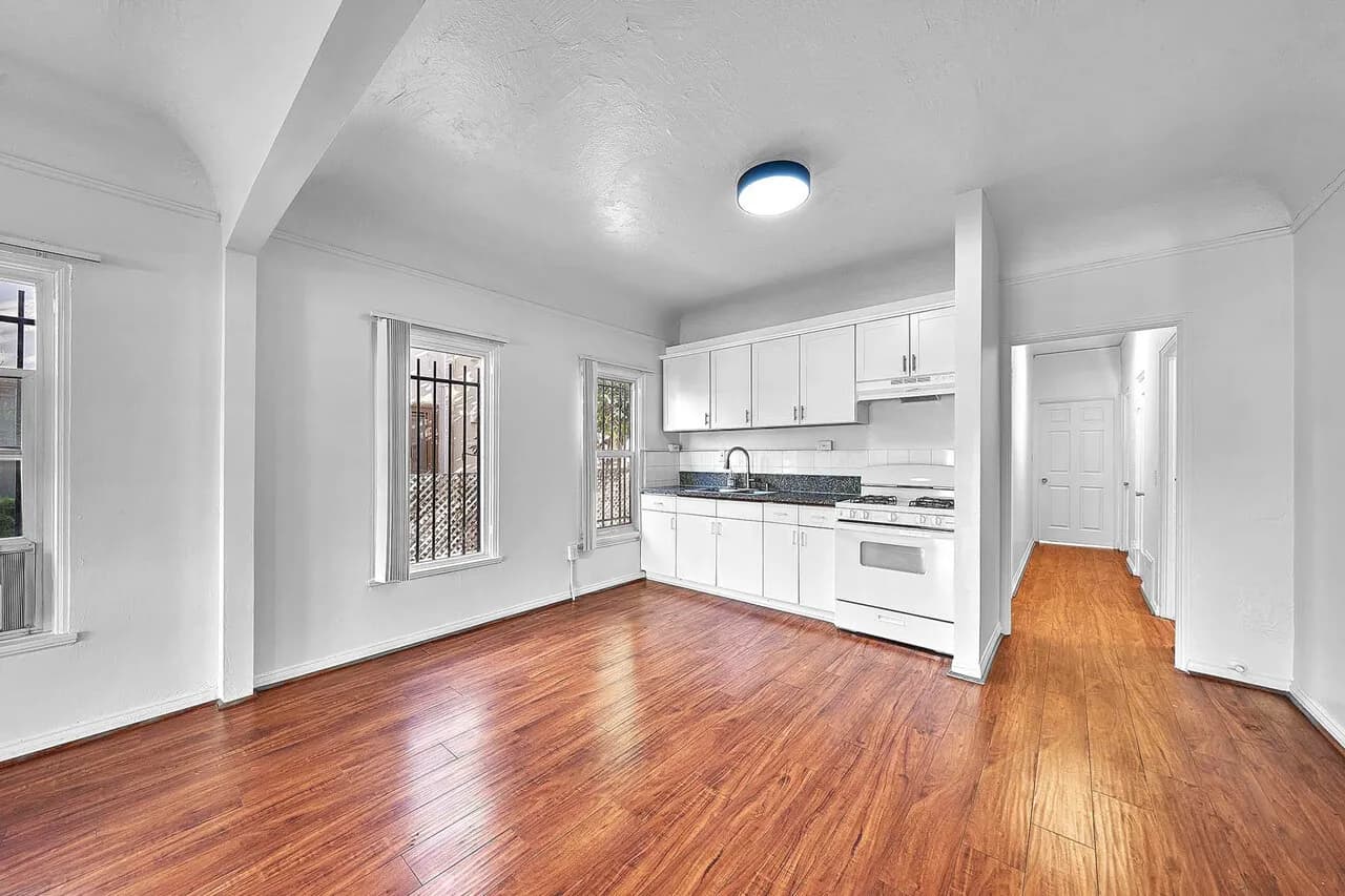 한인타운 , 큰방2, 화1, $2500,
					2 Bed
					Los Angeles's preview 2
