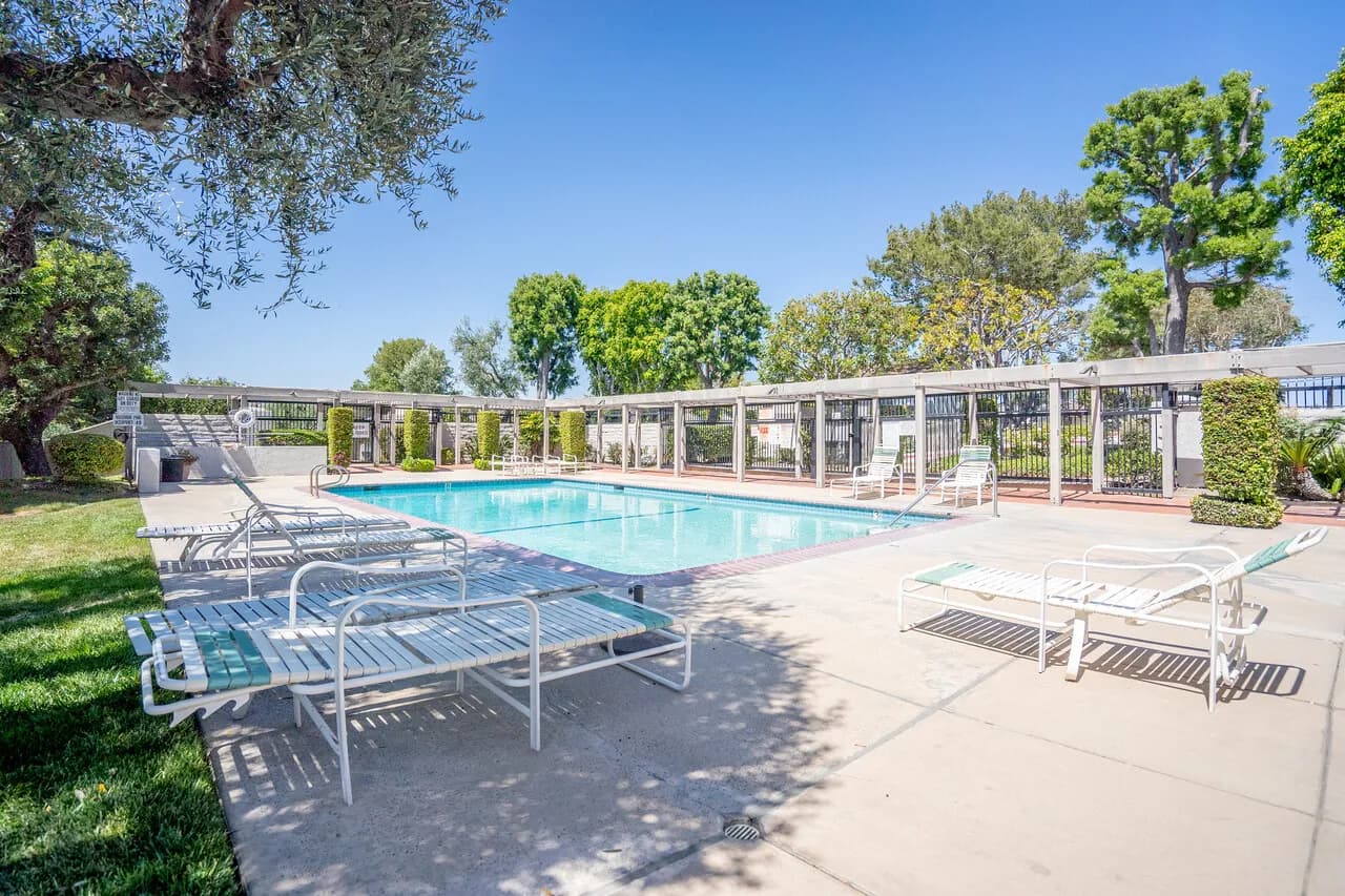 LA MIRADA 4/3. 1752SF REMODELED $4300/ MO.+ UTIL
					하우스
					La Mirafa's preview 2