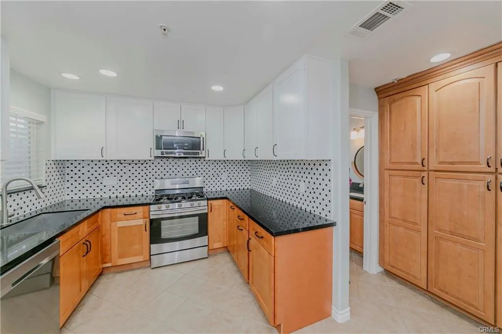 [토랜스] 2005년생 게이트단지 리모델링 타운홈
						1633 SQFT, 조용한 주택가
						타운하우스  Torrance CA's preview 2