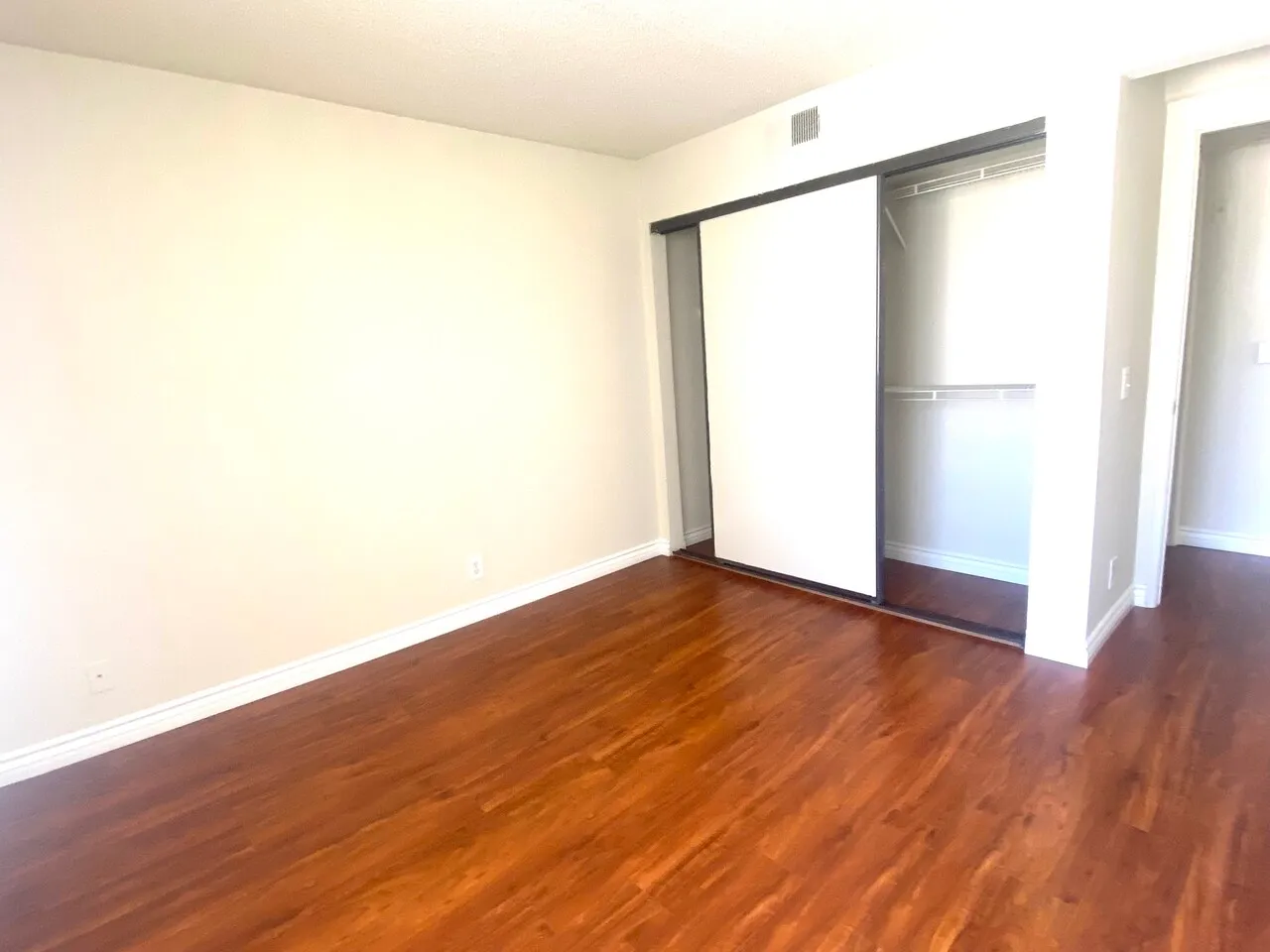 한인타운 넓고 깨끗한 1베드, 1배스, Loft
					아파트
					Los Angeles's preview 3