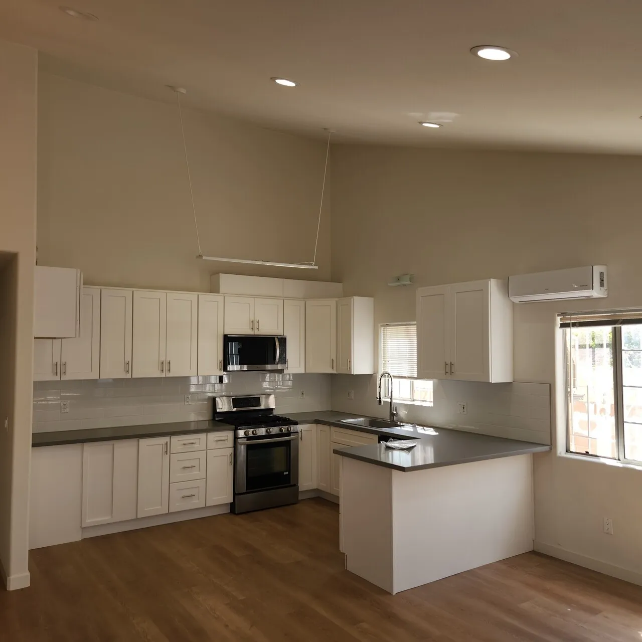 파킹3대 엘에이 ,헐리우드 지역 )하우스 리스 $3099
					3 Bed
					Los Angeles's preview 1