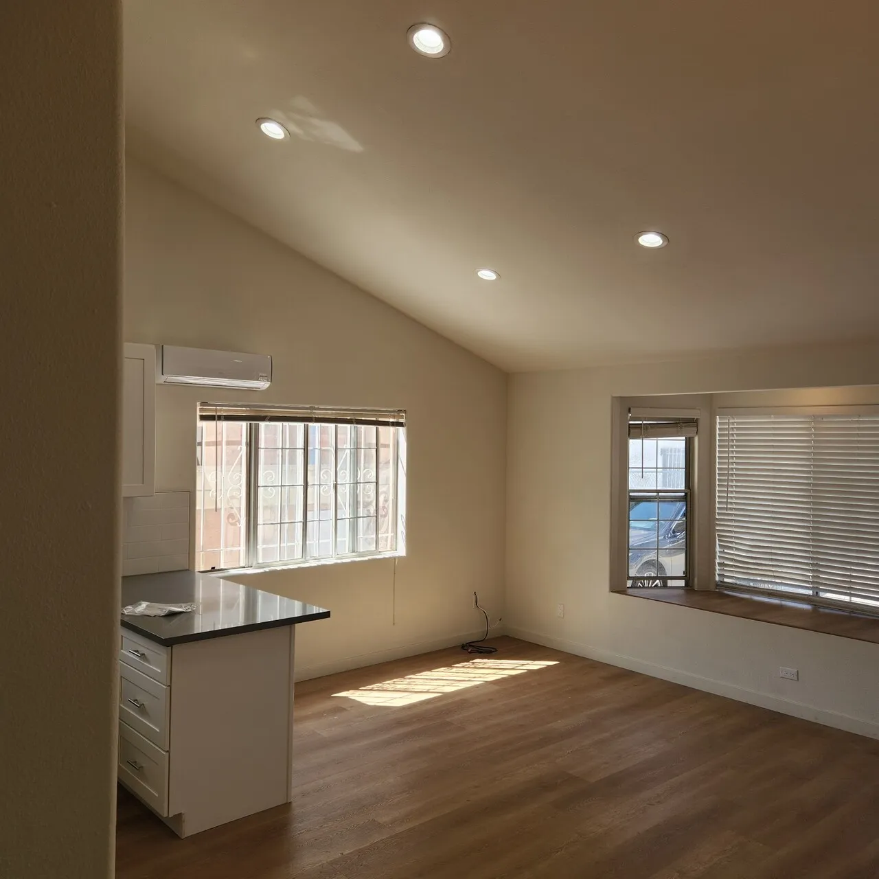 파킹3대 엘에이 ,헐리우드 지역 )하우스 리스 $3099
					3 Bed
					Los Angeles's preview 2
