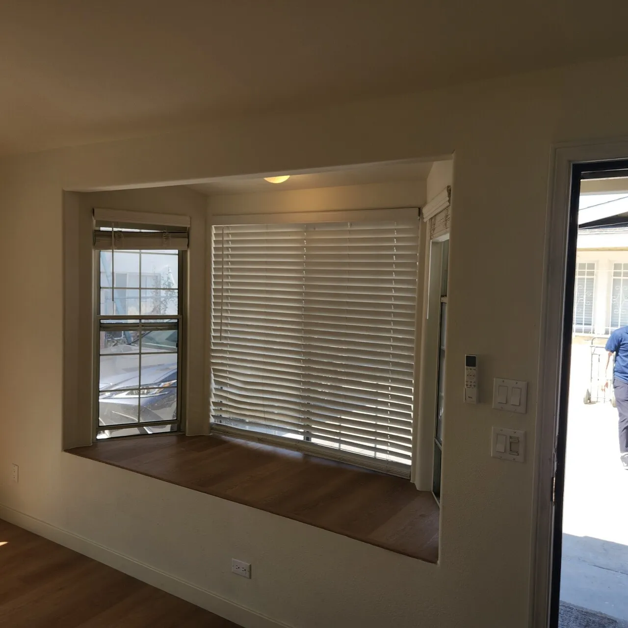파킹3대 엘에이 ,헐리우드 지역 )하우스 리스 $3099
					3 Bed
					Los Angeles's preview 3