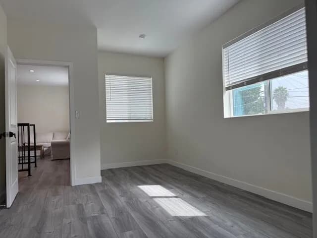 새로지은유닛 방2화1 파킹2대 새냉장고, 세탁기 $2,700
					2 Bed
					Los Angele's preview 3