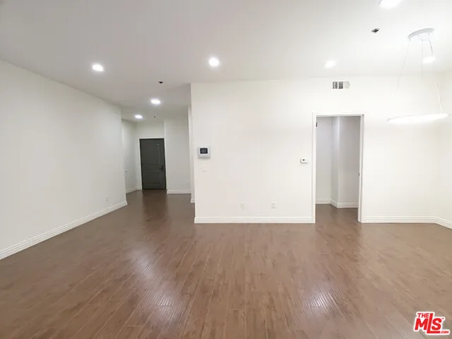 한타 넓은 방2 화2 /파킹2
					2 Bed
					Los Angeles's preview 2