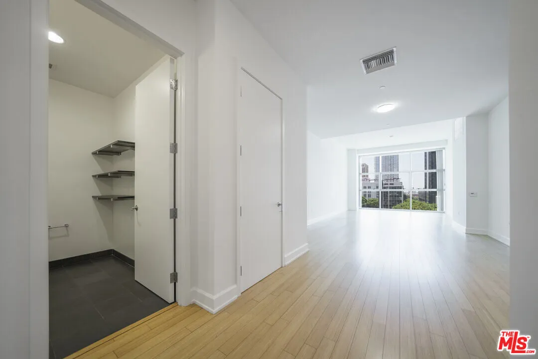 한인타운중심 럭서리 콘도 THE SUMMIT
					2 Bed
					Los Angeles's preview 1