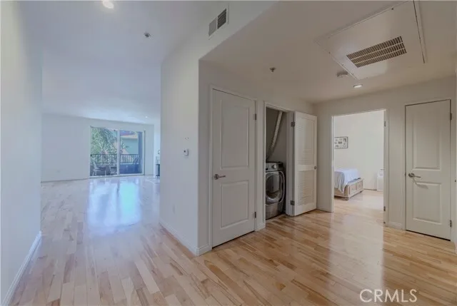 한인타운중심 콘도 넓은 방2 화2 /파킹2
					2 Bed
					Los Angeles's preview 1