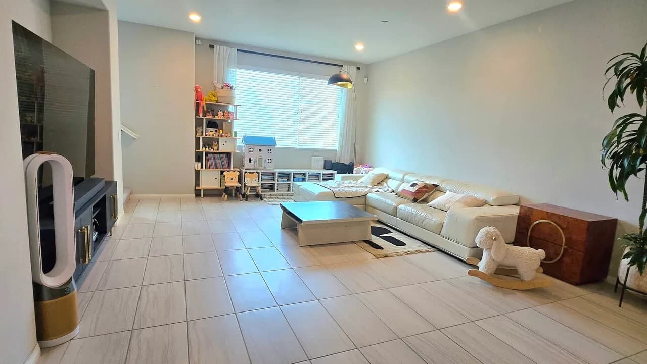 GARDENA 좋은 로케이션의 3스토리 타운하우스
					3 Bed
					Gardena's preview 1