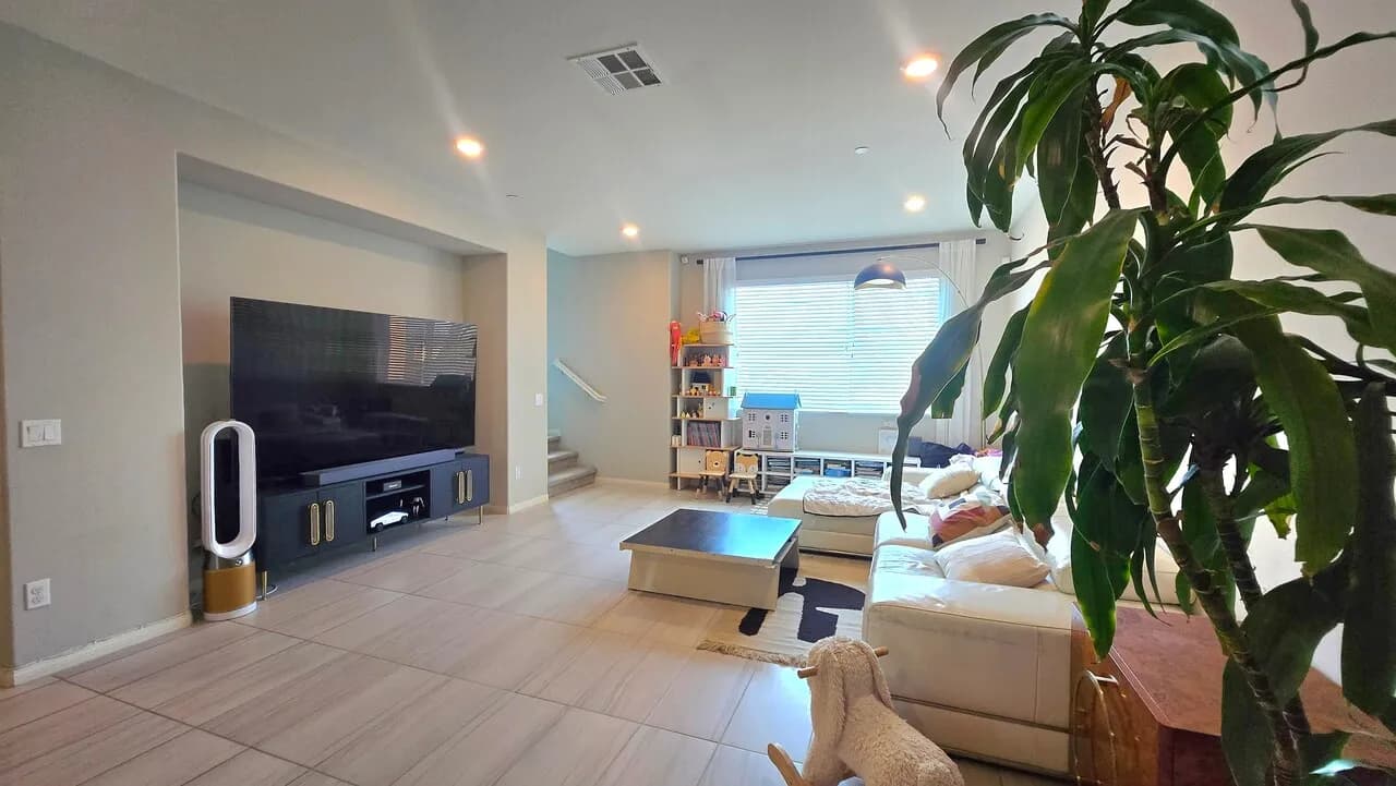 GARDENA 좋은 로케이션의 3스토리 타운하우스
					3 Bed
					Gardena's preview 3