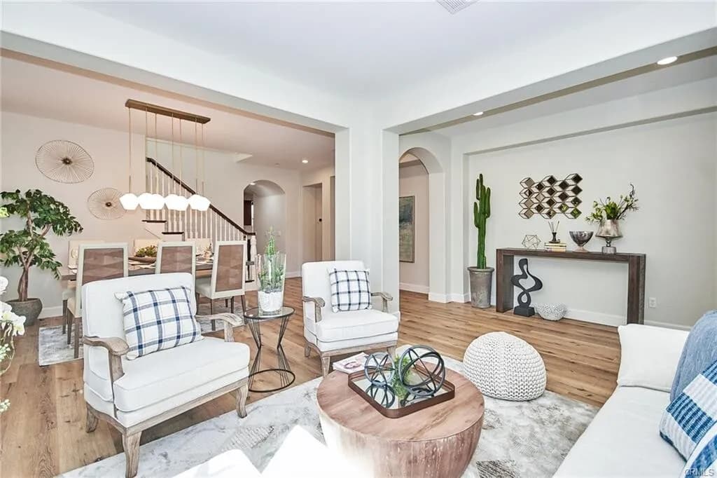 2010년생!! 라하브라 최고위치!! 2,872 SqFt 4베드 단독주택!! 
						매우 밝고, 높은천장, Quartz 카운터탑 부엌, 2중 창문, 벽난로, 마루바닥, 2중 창문, recessed lighting, 절전형 Water Heater, 관리 편리한 뒷마당.

						주택  La Habra CA's preview 1